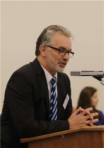 Schulleiter Helmut Zender bei der Begrüßung.