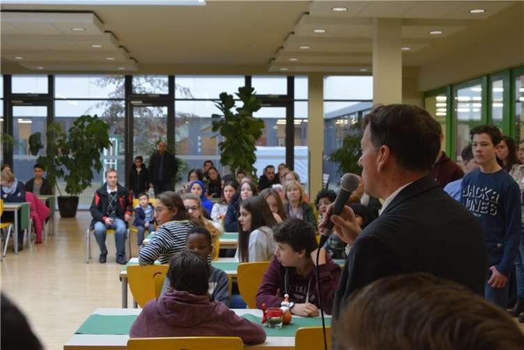 Schulleiter Hendrik Heimbach freute sich über zahlreiche Besucher. privat