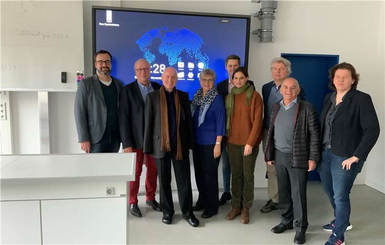 Schulleiter Herbert Schieler (2. von links) erläuterte der Mainzer Landtagsabgeordneten Helga Lerch (4. von links) und der FDP-Delegation den Stand der Digitalisierung im Are-Gymnasium. Foto: privat