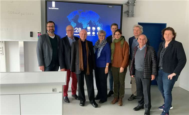 Schulleiter Herbert Schieler (2.v.l.) erläuterte der Mainzer Landtagsabgeordneten Helga Lerch (4.v.l.) und der FDP-Delegation den Stand der Digitalisierung im Are-Gymnasium. Foto: privat