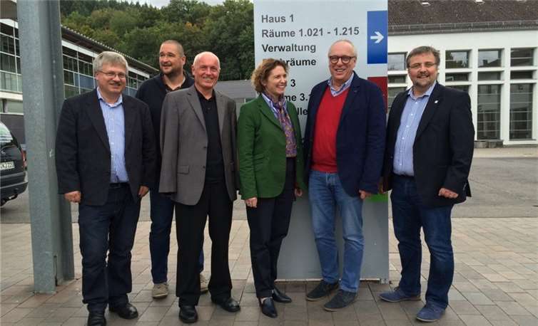 Schulleiter Heribert Schieler (2.v.r.) erläuterte den Freien Demokraten Thomas Roth, Nicola Beer, Ulrich van Bebber, Sven Störmer und Ralf Kössendrup das Konzept des Are-Gymnasiums in Bad Neuenahr. privat