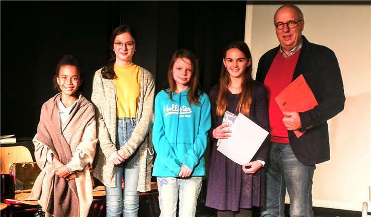 Schulleiter Heribert Schieler gemeinsam mit (v.l.) Miriam Quiassungo (6a), Maya Volz (6b), Emma Gritzner (6c) und Schulsiegerin Lena Hänel (6d).Foto:privat