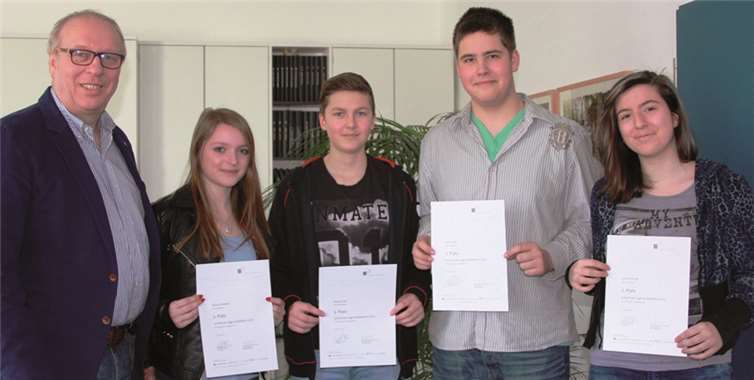 Schulleiter Heribert Schieler mit den vier Siegern des Schulwettbewerbs. privat