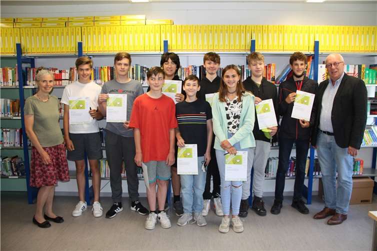 Schulleiter Heribert Schieler (rechts) und die betreuende Lehrerin Elke Ritzert mit den stolzen Preisträger*innen. Foto: privat
