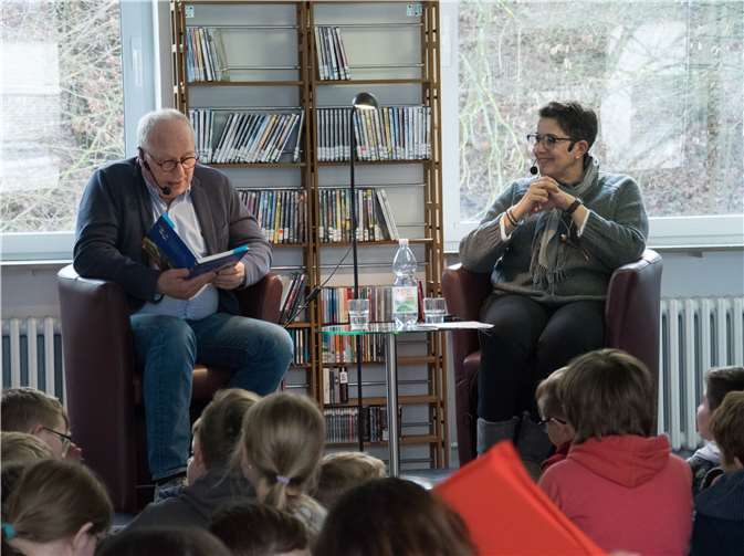 Schulleiter Heribert Schieler und Bibliothekarin Birgit Gross beim „Kissenlesen“.