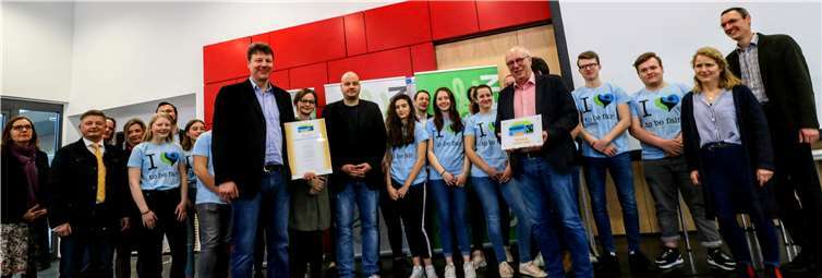 Schulleiter Heribert Schieler (vorne rechts) und das Fairtrade-Team freuen sich über die Zertifizierung als Faitrade-Schule. Foto: privat
