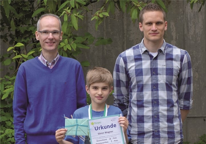 Schulleiter Herr Etzkorn und Mathematiklehrer Herr Schenk gratulierten Sören Wagner zu seinem hervorragendem Ergebnis.privat