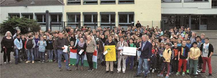 Schulleiter Hubert Stentenbach, Helga Sonntag (Förderverein der Ahrtalschule e.V.) Anke Mattern (Mukoviszidose e.V.), Zsuzsanna Nagy (Partnerschaftsverein Altenahr / Mártély e.V.) (v.r.) freuten sich über das tolle Ergebnis des diesjährigen Sponsorenlaufs. privat