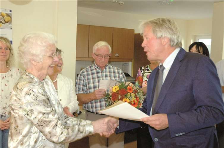 Schulleiter Hubert Stentenbach überreichte Else Sarter eine Urkunde der ADD.