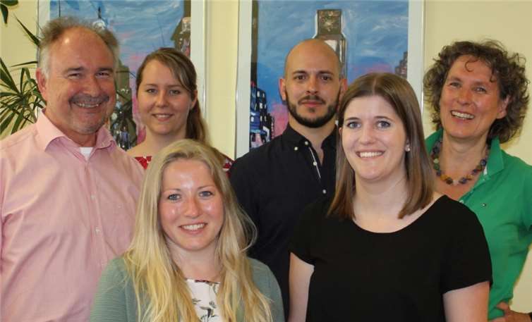 Schulleiter Joachim Baldus, Deborah Rübsamen, Jessica Kremer, Michael König, Sarah Messing und die schulische Ausbildungsleiterin, Benedicte Schödl.Foto: Matthias vom Dorp