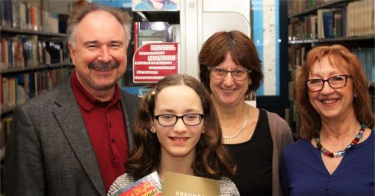 Schulleiter Joachim Baldus, Viktoria Hönig, Bibliothekarin Elke Schmidt, Deutschlehrerin Helga Pierch (v.l.). privat