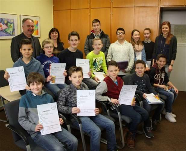 Schulleiter Joachim Baldus ließ es sich nicht nehmen, die Preisverleihung an seine engagierten und erfolgreichen Preisträger/innen persönlich vorzunehmen. Goethe-Gymnasium Bad Ems