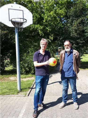 Schulleiter Klaus Köfer und Rudi Stieling, Leiter der Grundschuliga Rhein-Lahn, freuen sich über die künftige Zusammenarbeit. Foto: BBV