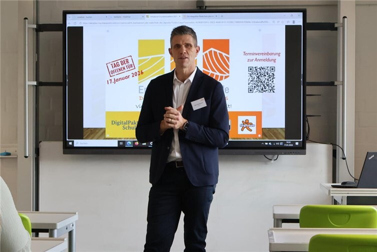 Schulleiter Marco Bastiaansen begüßte die Besucherinenn und Besucher. Foto: privat