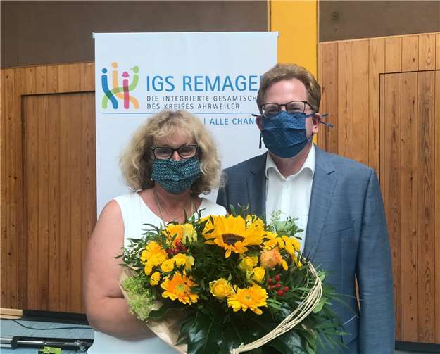 Schulleiter Marcus Wald verabschiedet Vera Kosubek-Stümper nach 40 Jahren im Schuldienst. Foto: Sandra Rosa