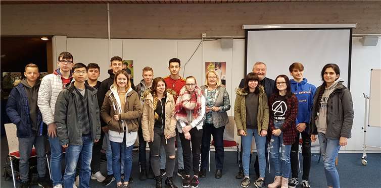 Schulleiter Martin Leupold und Hedi Thelen (Mitte) mit den politisch interessierten Schülerinnen und Schülern der Klassenstufe 10 der RSplus St. Thomas, Andernach. privat