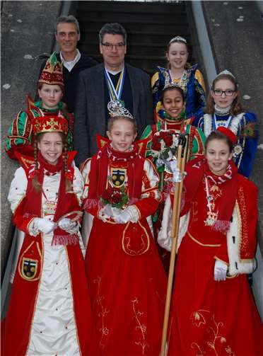 Schulleiter Michael Bornemann (oben, 2. v. l.) und Unterstufen-Koordinatio Ralf Nelles (oben l.) begrüßten die jungen Dreigestirne und Prinzenpaare. privat