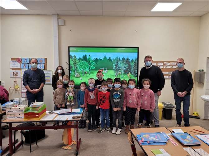 Schulleiter Michael Wetzlar, die Vorsitzende des Schulelternbeirats Karin Adelfang (links), und die Klasse 1d der Bodelschwingh-Schule freuen sich mit Bürgermeister Mohr und dem Projektverantwortlichen Nils Müller (rechts) über die neuen digitalen Tafeln. Foto: Stadt Bendorf