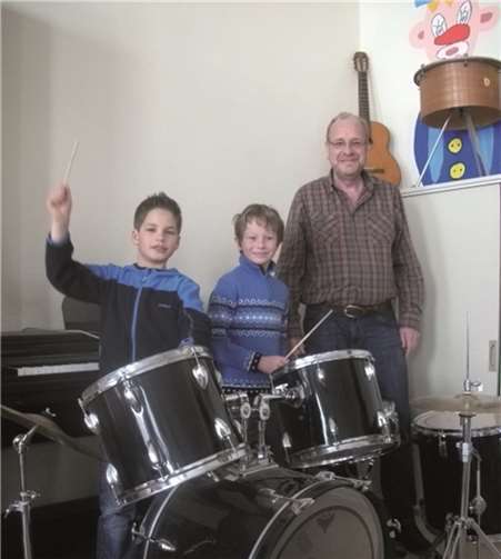 Schulleiter N. Schulten mit den Schülern Phillip und Laurin am großen Schlagzeug. Corinna Relles