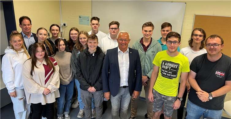 Schulleiter Norbert Schmalen (hinten links), Lehrer Tobias Buddendiek (rechts) und die Schüler des Sozialkunde-Leistungskurses freuten sich über die Unterrichtsstunde mit Landrat Achim Hallerbach.  Foto: Kreisverwaltung Neuwied