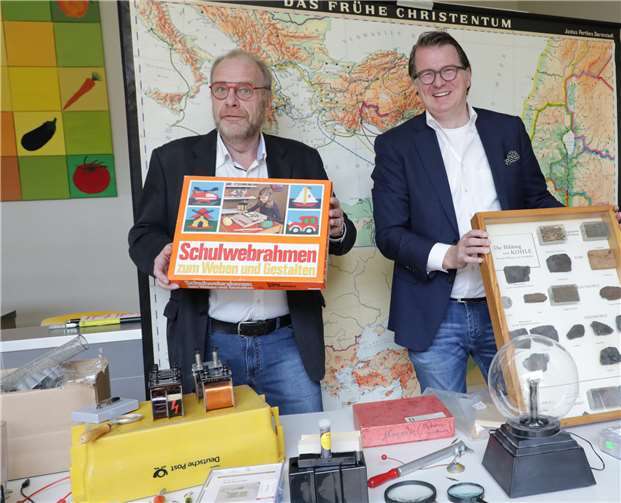 Schulleiter Norbert Schulten und Pflegschaftsvorsitzender AlexanderJentsch versteigern Interessantes und Nützliches aus dem Schulfundus.