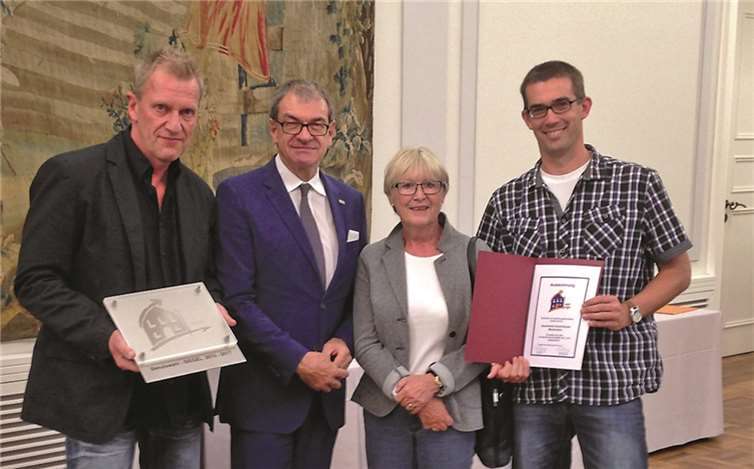 Schulleiter Peter Hauck, IHK-Präsident Wolfgang Grießel, Meckenheims stv. Bürgermeisterin Heidi Wiens und Berufswahlkoordinator Ulf Krüger bei der Preisverleihung im Bonner Rathaus.privat
