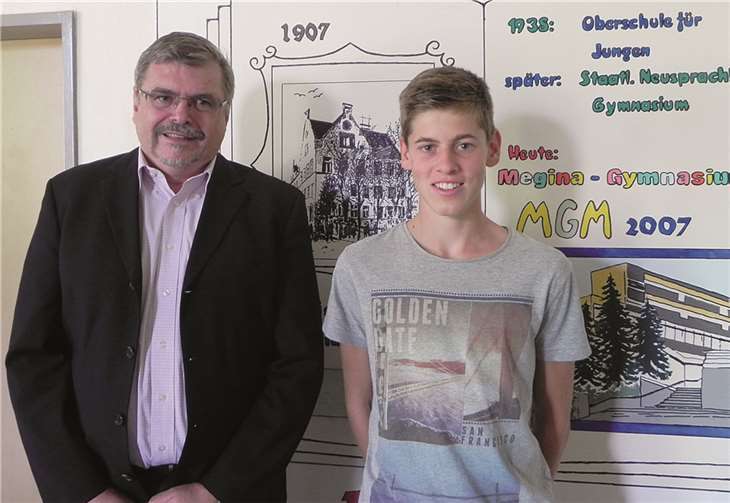 Schulleiter Prof. Dr. Edzard Visser gratuliert Moritz zu der besonderen Leistung. privat