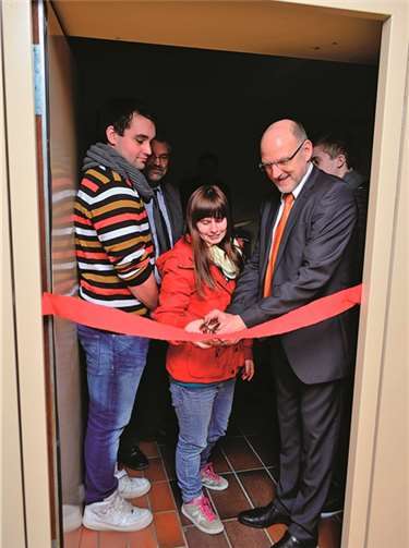Schulleiter Rainer Probst und die Schüler Bianca Silvera und Raphael Seimet schnitten das rote Band.
