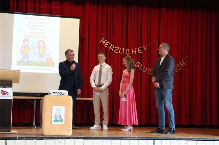 Schulleiter Ralf Heuft (links) gratulierte Mark Hororbets und Anna Lena Vieth zu ihren überragenden Zeugnissen. Auch der Klassenleiter der 9b Moritz Mehlem zeigte sich beeindruckt. Fotos: Realschule plus und FOS Untermosel