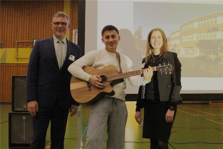 Schulleiter Ralf Heuft und die didaktische Koodinatorin Julia Mohr freuten sich über den Auftritt des früheren Schulabsolventen Abi Faizan.