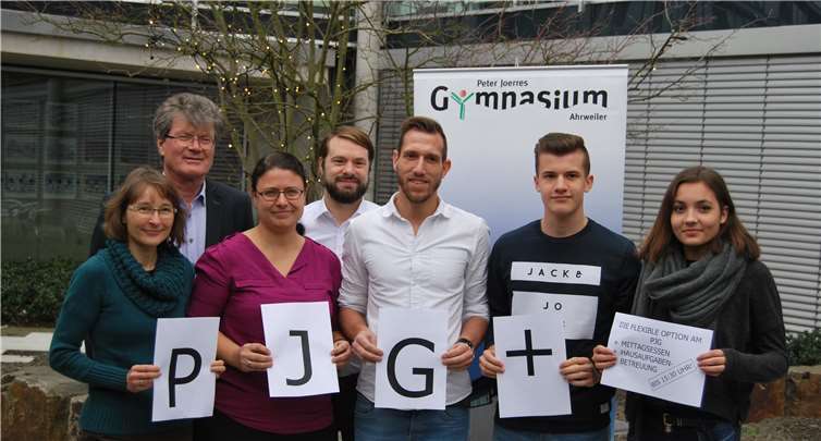 Schulleiter Reiner Meier freut sich mit dem Klassenleiterteam und den Tutoren auf die neuen Fünftklässler. privat