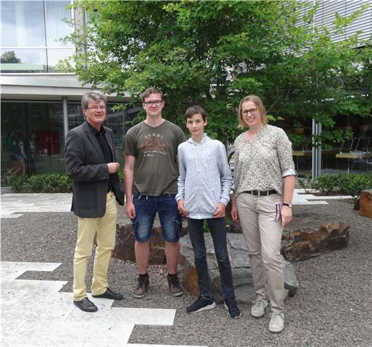 Schulleiter Reiner Meier (l.) und Mathematiklehrerin Jutta Braun (r.) sind stolz auf ihre herausragenden Mathematiker Vincent Gutscher (2.v.l.) und Dominik Eberle (3.v.l.).privat