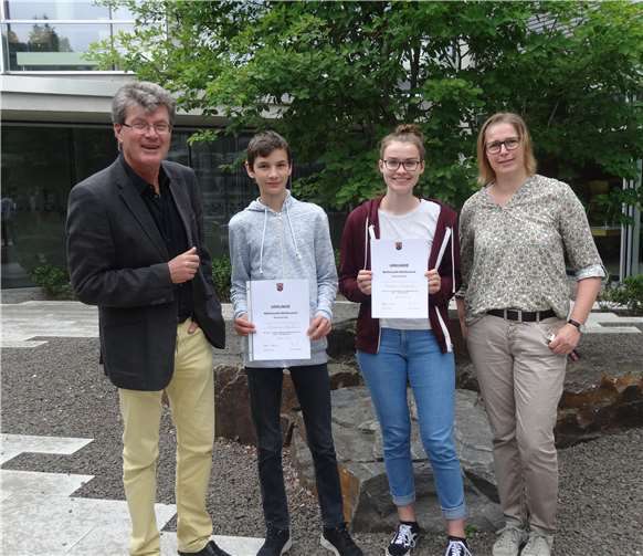 Schulleiter Reiner Meier (l.) und Mathematiklehrerin Jutta Braun (r.) freuen sich mit Dominik Eberle (2.v.l.) und Pauline Reinhard (3.v.l.) über ihren Erfolg.privat