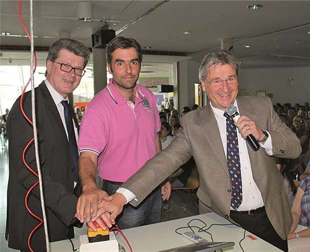 Schulleiter Reiner Meier, sein Stellvertreter Markus Bleiholder und Dominik Ketz gaben den Startschuss für die Freischaltung der neuen Homepage. RERE