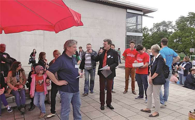 Schulleiter Reiner Meier und sein Stellvertreter Markus Bleiholder bei der Ehrung erfolgreicher PJG Schüler.privat