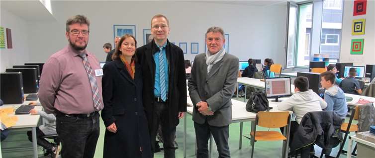 Schulleiter Rektor Udo Klingelhöfer, Frau Geron, Bürgermeister Andreas Geron, Sinziger Ortsbürgermeister Gunter Windheuser. Bei seinem Antrittsbesuch an der Barbarossaschule zeigte sich Bürgermeister Geron beeindruckt vom Engagement und der Leistungsfähigkeit der Fünftklässler, hier in einem der beiden modernen Computerräume. Privat