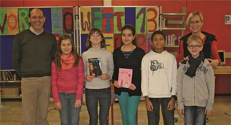 Schulleiter Rolf Neumann (v.l.), Adina Kohnz, Denise Ritt, Halima Jidar, Eliyah Zambo, Noah Schmidt und Sabine Kann-Wilke, Leiterin der Schülerbücherei.  privat