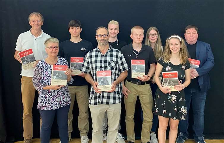 Schulleiter (Rudolf Loch), AutorInnen der Festschrift (Michaela Rothenberg-Kieffer, Georg Engstler und Christian Weigand) und SchülerInnen der Schule, deren Zustimmung zur Veröffentlichung wir haben. Quelle: Johannes-Gymnasium Lahnstein