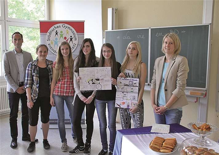 Schulleiter Stefan Schwarzer (links) und Nina Daniel (rechts) mit den Preisträgerinnen.privat