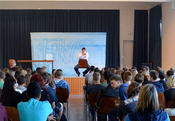 Schulleiter Stephan Szasz begrüßte die Schüler der Realschule plus in der Bürgerhalle Nentershausen. privat