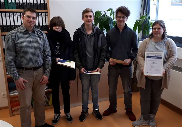Schulleiter Stephan Szasz, die geehrten Schüler Maximilian Pirc, Philipp Keil und Kai Lindemann sowie die betreuende Lehrerin Verena Rosog.Foto: privat