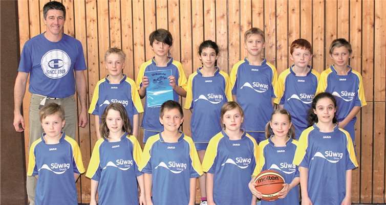 Schulleiter Thomas Stein und seine Spielerinnen und Spieler präsentieren stolz die erkämpfte Urkunde. privat