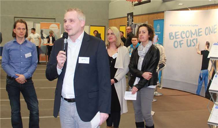 Schulleiter Timo Djelassi begrüßte die Gäste.Fotos: Thomas Selbach