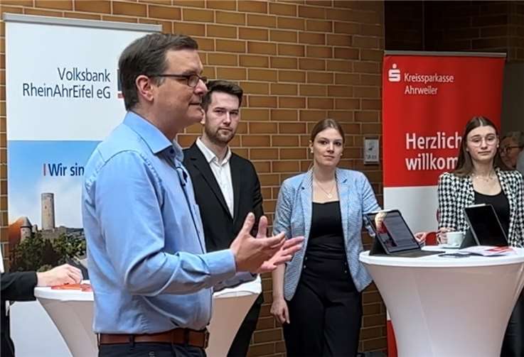 Schulleiter Timo Lichtenthäler freute sich, dass die Berufsinfobörse wieder stattfinden konnte.  Fotos: Ralf Breuer