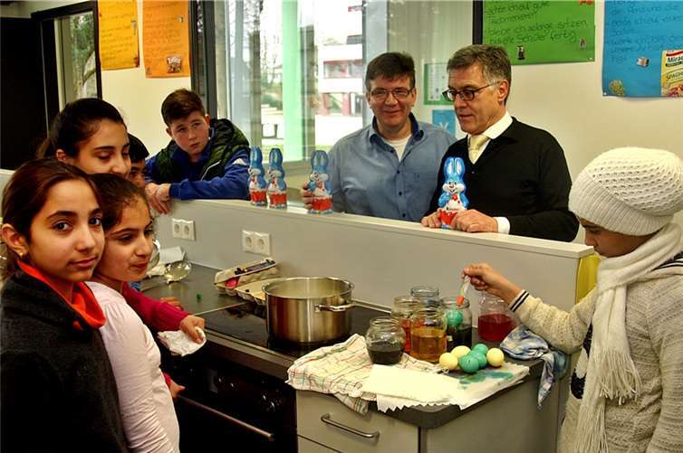Schulleiter Udo Klingelhöfer und Bürgermeister Wolfgang Kroeger unterstützten Referentinnen und Kinder nach Kräften.