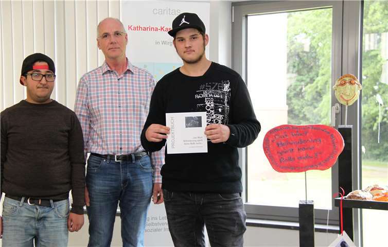 Schulleiter Vieregg präsentiert mit zwei Schülern der Katharina-Kasper-Schule die Ausstellung. Pressestelle der Kreisverwaltung