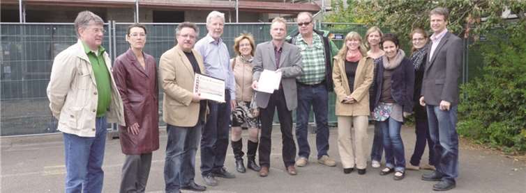 Schulleiter Wagner, das Lehrerkollegium, Eberhard Scheel (SPD-Ortsvereinsvorsitzender), Richard Erben (Ortsvorsteher), Henning Wirges (Stadtratsmitglied), Karl-Heinz Esch (Kreistagsmitglied), Hermann-Josef Thelen, Monika Scheel, Anja Lorenz. privat