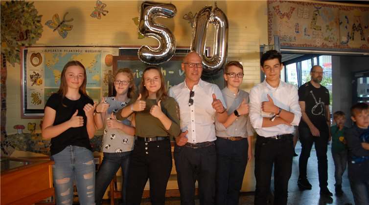 Schulleiter Waldgenbach und Schüler vor der Jubiläums-50, die einSymbol ist für die bewegten fünf Jahrzehnte Schulgeschichte in Puderbach.