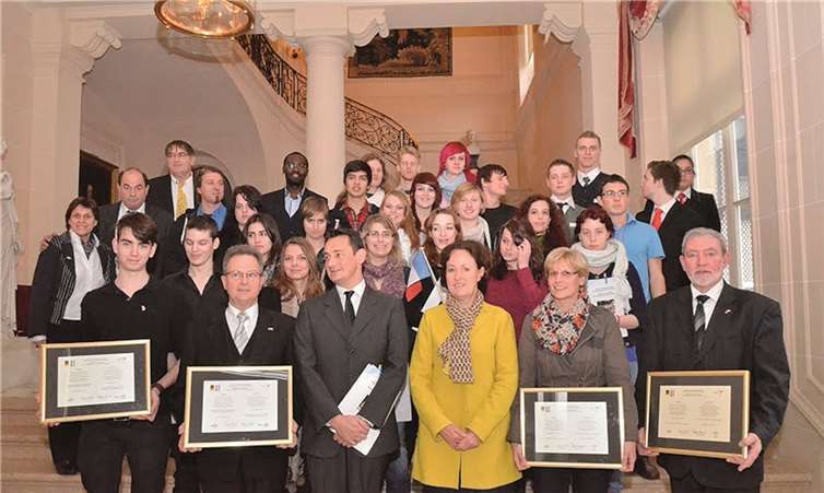 Schulleiter Walter Dernbach mit Schülerinnen und Schülern der Glasfachschule beim Empfang in Paris. Privat