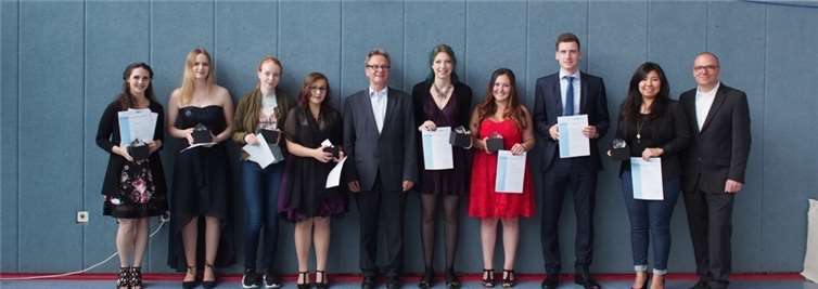 Schulleiter Walter Dernbach mit den Absolventen in Auszeichnung für besondere Leistungen: Anargul Bakhatkhan (Note 1,0), Jannik Tondorf (Note 1,0), Nadine Klinkhammer (Note 1,0), Leonie Petry (Note 1,0), Christina Morskoj (Note 1,3), Kassandra Schoen (Note 1,1), Sarah Feistner (Note 1,2); der Förderpreis des Bundesverbandes der Isolierglashersteller Deutschland geht an Sarah Feistner für die Gesellenprüfung als Jahrgangsbeste im Bereich Theorie und Fachpraxis, jeweils mit der Note 1,0.